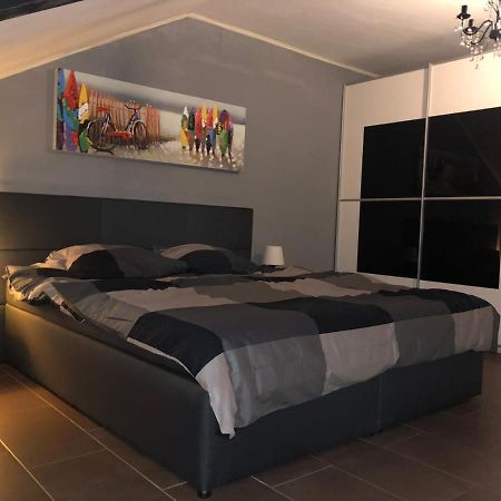 Sky Night Loft Apartment Duren Luaran gambar
